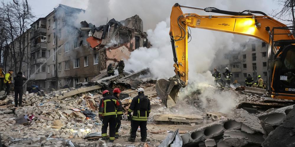 Sur le site d’un immeuble résidentiel touché par des frappes russes, à Kharkiv, le 7 mars 2026. - VYACHESLAV MADIYEVSKYY/REUTERS
