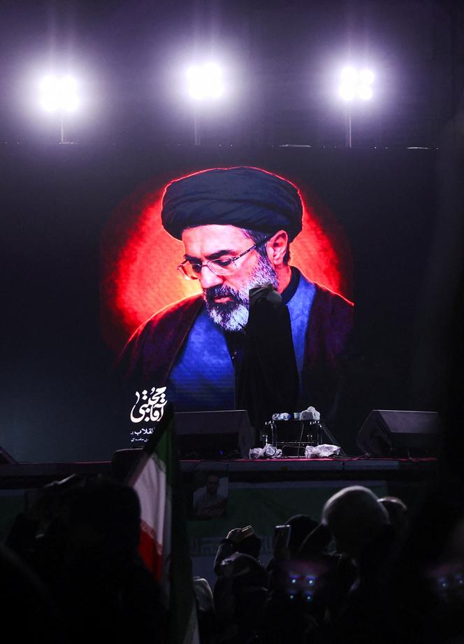 Mojtaba Khamenei, nouveau Guide suprême d’Iran, sur un écran, à Téhéran, le 9 mars 2026.