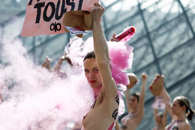 Le groupe militant féministe Femen, au musée du Louvre, à l’occasion de la Journée internationale des droits des femmes, à Paris, le 8 mars 2026. 