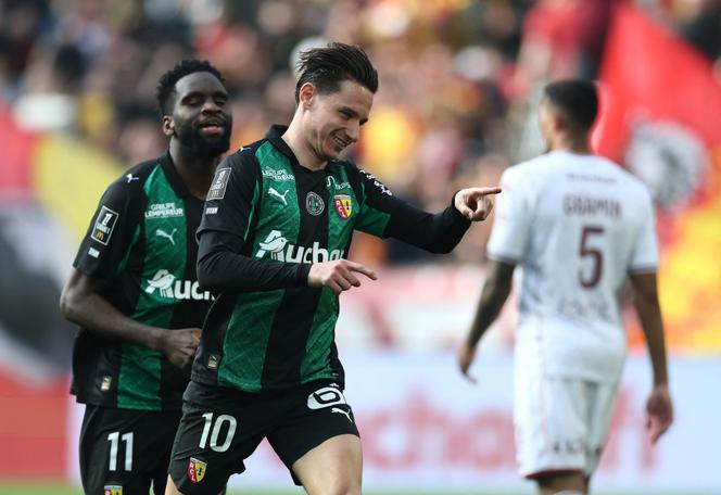 Florian Thauvin célèbre après avoir inscrit le second but lensois de la rencontre entre le RC Lens et le FC Metz, le 8 mars 2026, à Lens (Pas-de-Calais).
