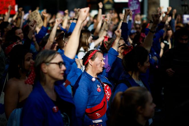 Les membres du collectif féministe Les Rosies, lors d’une marche organisée à l’occasion de la Journée internationale des droits des femmes, à Paris, le 8&nbsp;mars&nbsp;2026.