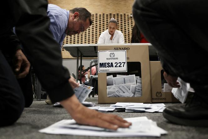 Após o fechamento dos locais de votação durante as eleições legislativas e primárias para as eleições presidenciais colombianas de maio, em Bogotá, 8 de março de 2026.