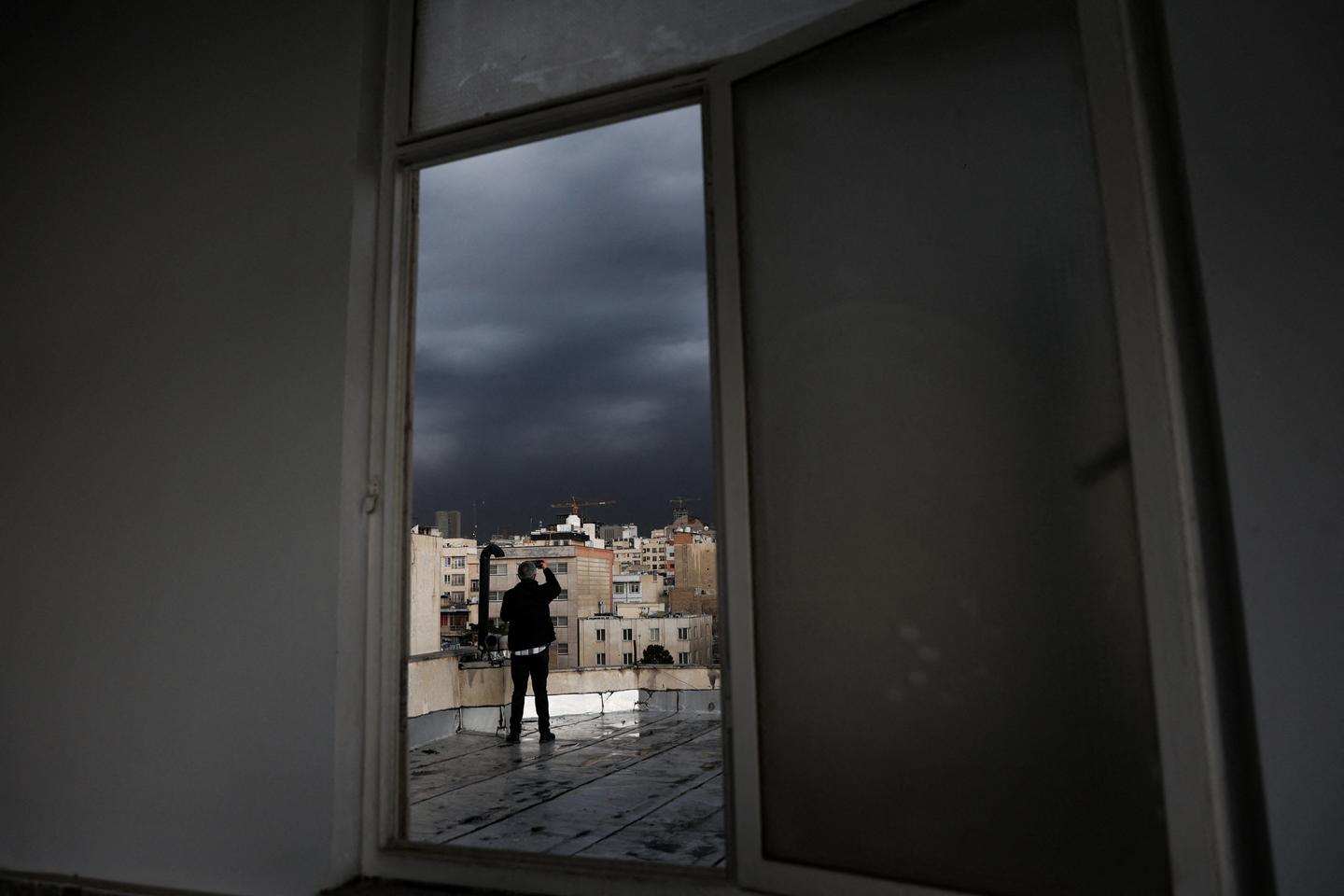 Des frappes sur des dépôts pétroliers plongent Téhéran dans la nuit en plein jour