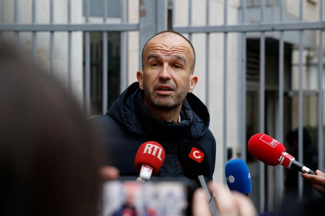 Manuel Bompard, lors d’une conférence de presse devant le siège de LFI, à Paris, le 18 février 2026.