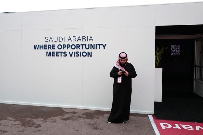 Devant le stand de l’Arabie saoudite, lors du Marché international des professionnels de l’immobilier, au Palais des festivals de Cannes, le 11&nbsp;mars&nbsp;2025.