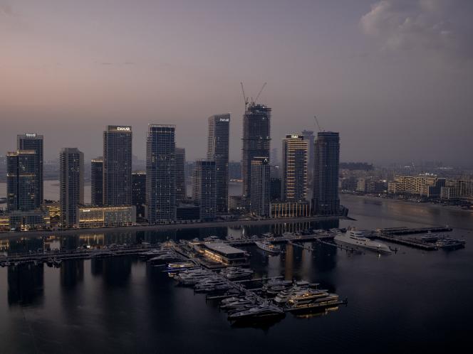 Vista do Emaar Beachfront, complexo residencial de luxo localizado entre a Marina e Palm Jumeirah, em Dubai, Emirados Árabes Unidos, 7 de março de 2026.