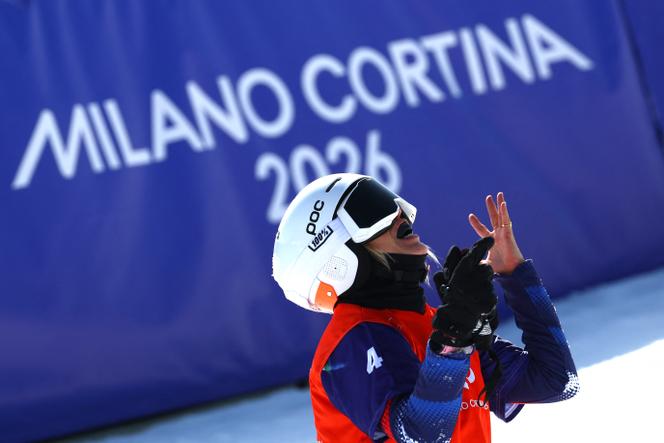 La Française Cécile Hernandez après sa victoire en finale l’épreuve de snowboardcross des Jeux paralympiques de Milan-Cortina, en Italie, le 8&nbsp;mars&nbsp;2026.