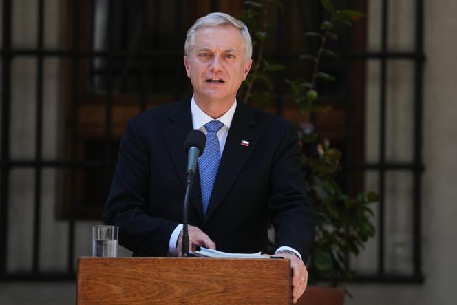 Le président chilien élu, José Antonio Kast, s’adresse aux journalistes au palais présidentiel de La Moneda après avoir rencontré le président sortant Gabriel Boric à Santiago, au Chili, le dimanche 8&nbsp;mars 2026.