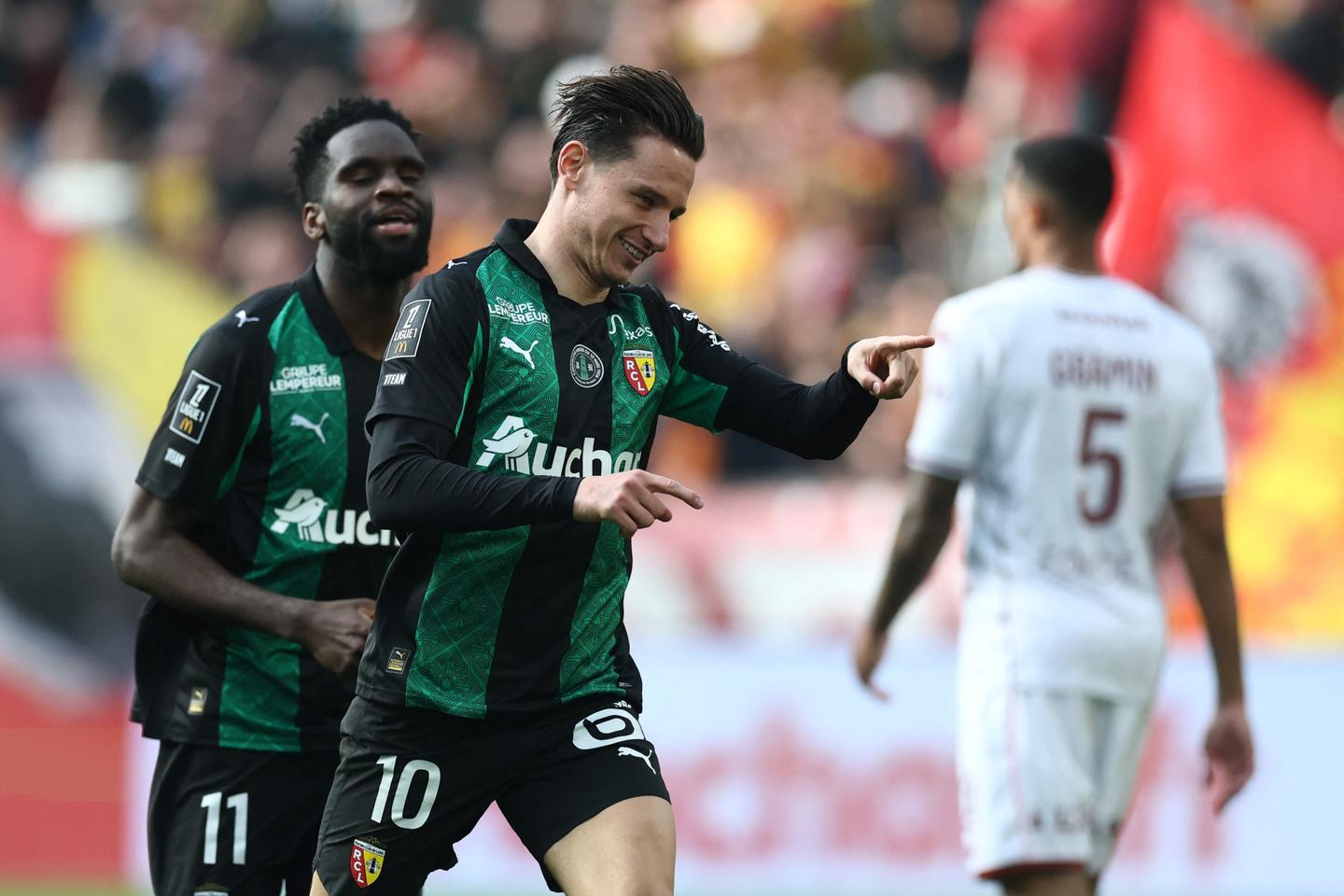 Ligue 1 : Lens s’impose contre le FC Metz et revient à un point du PSG