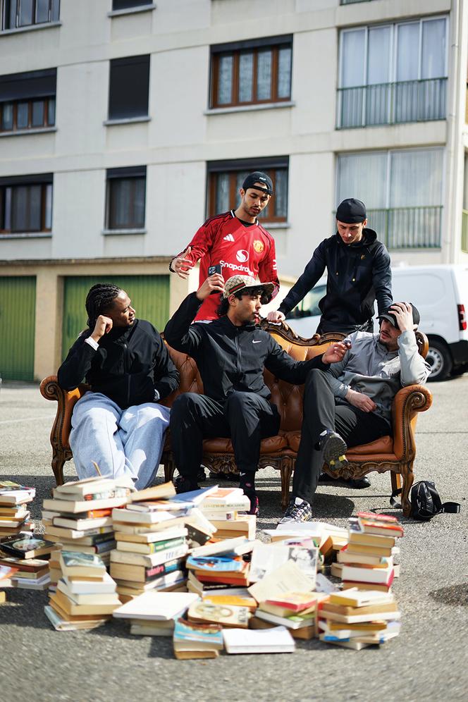 Le club de lecture organisé par Geronimo (au centre) 
et ses amis (de gauche à droite) Oumar Ba, Karim Benmimoun, Enzo Lazzerini et Karim Fisli, le 2 mars, près d’Avignon.