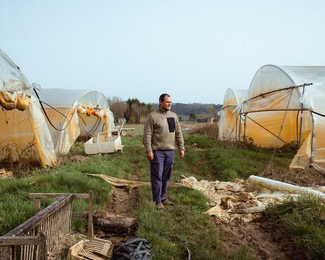 François Araujo, sur son exploitation ravagée, à Tabanac (Gironde), le 5 mars.