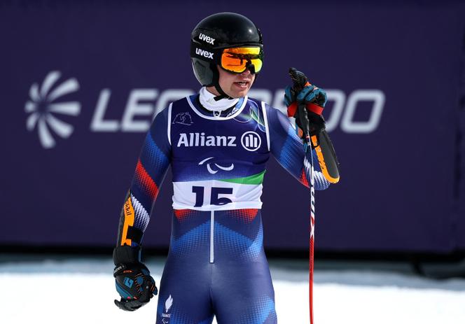 O esquiador francês Jules Segers, após conquistar a medalha de bronze, na posição super-G, nos Jogos Paraolímpicos Milão-Cortina, 9 de março de 2026, em Cortina d'Ampezzo (Itália).  