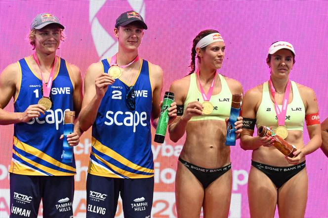 Les Suédois David Ahman (à gauche) et Jonatan Hellvig (deuxième à gauche), ainsi que les Lettonnes Anastasija Samoilova (deuxième à droite) et Tina Graudina (à droite), posent avec leurs médailles d’or respectives (hommes et femmes) lors de la cérémonie de remise des prix des championnats du monde de beach-volley 2025 à Adélaïde, le 23 novembre 2025.