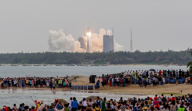 Le décollage d’une fusée Longue Marche 5B, transportant le module central de la station spatiale chinoise Tianhe, depuis Wenchang, province de Haïnan (Chine), le 29 avril 2021.