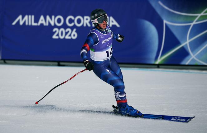 La skieuse française Aurélie Richard, lors de l’épreuve du super-G des Jeux paralympiques de Milan-Cortina, le 9&nbsp;mars 2026&nbsp;à Cortina d’Ampezzo.