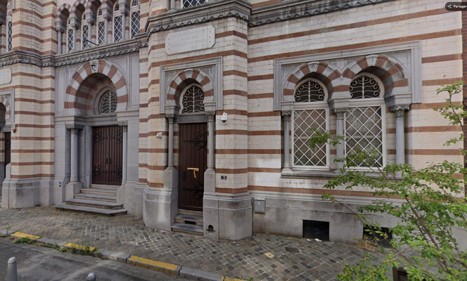 Devant la synagogue située rue Léon-Frédéricq, à Liège (Belgique), photo non datée tirée de Google street view.