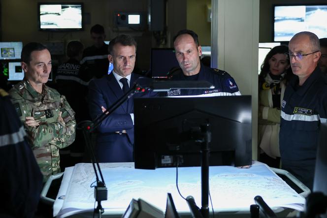 Emmanuel Macron sur la passerelle du porte-avions « Charles-de-Gaulle », positionné dans les eaux grecques, lundi 9 mars 2026. 