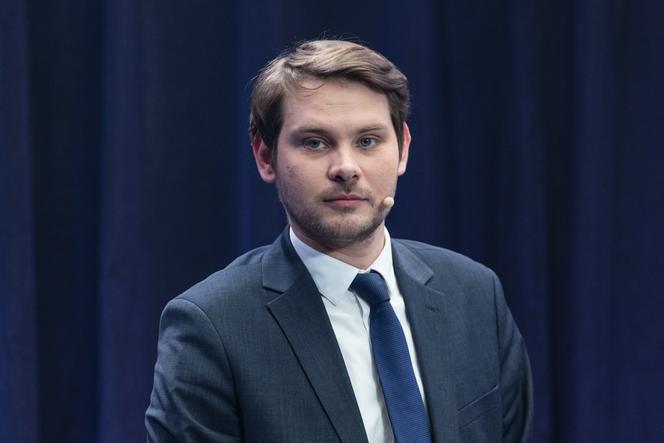 Louis Delemer, candidat des Républicains (LR) à la mairie de Lille, lors d’un débat diffusé par France 3 Nord-Pas-de-Calais entre les principaux candidats aux élections municipales de Lille, le 4 mars 2026. 