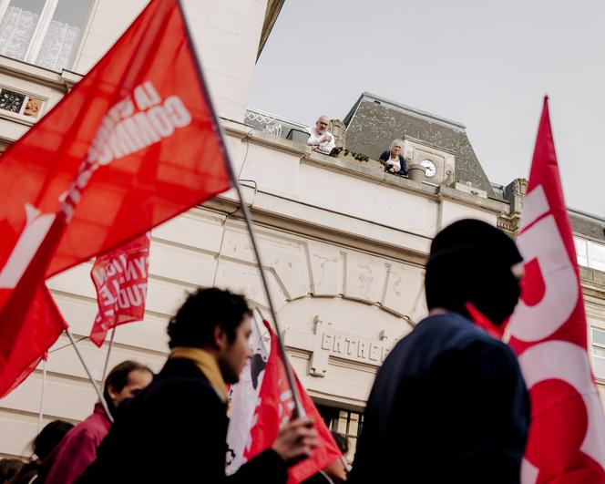 Uma procissão de marcha pela dignidade e solidariedade organizada pelos sindicatos locais CGT Roubaix e Tourcoing, 7 de março de 2026. 