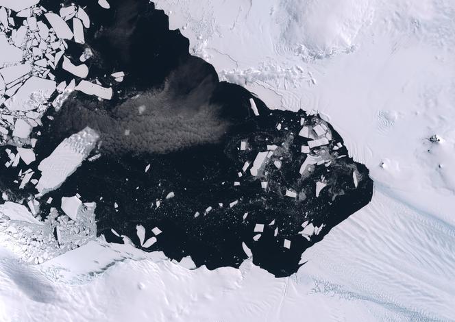 Image recueillie le 31 janvier 2019 par les satellites Sentinel-2 montrant la rupture de la banquise à l’embouchure du glacier Pine Island, en Antarctique. Ce glacier est l’un des plus étudiés dans le cadre de la surveillance du changement climatique. 