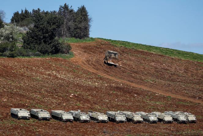 Des blindés israéliens près de la frontière israélo-libanaise, le 9&nbsp;mars 2026.