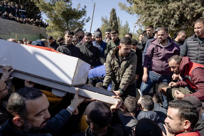 O enterro de três palestinos mortos por colonos e pelo exército israelense em Khirbet Abu Falah (Cisjordânia), 8 de março de 2026.