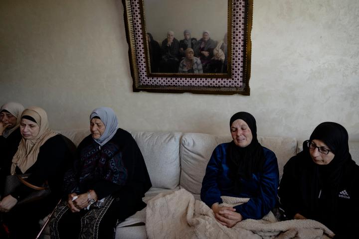 Les femmes de la famille Hamayel se recueillent ensemble. Khirbet Abou Falah (Cisjordanie) le 8 mars 2026. 