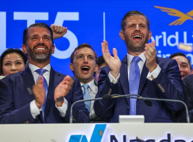 Da esquerda para a direita, Don Trump Jr, Zach Witkoff e Eric Trump, durante a abertura da Bolsa de Valores de Nova York, 13 de agosto de 2025.
