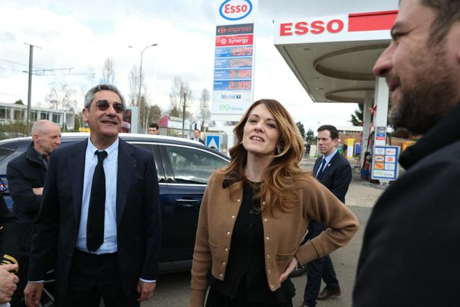 Le ministre des petites et moyennes entreprises, du commerce, de l’artisanat, du tourisme et du pouvoir d’achat, Serge Papin, et la porte-parole du gouvernement, Maud Bregeon, dans une station-service de Vélizy-Villacoublay (Yvelines), le 9 mars 2026.