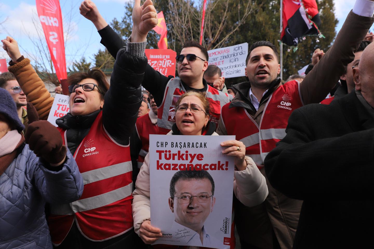 Un an après son arrestation, le maire d’Istanbul comparaît, dans un procès hors normes