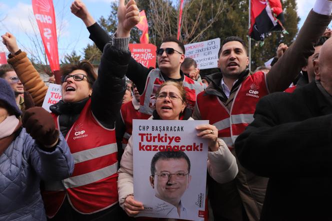 Em frente à prisão de Silivri (Türkiye), onde está sendo julgado o prefeito de Istambul, Ekrem İmamoglu, acusado de corrupção em grande escala, em 9 de março de 2026.