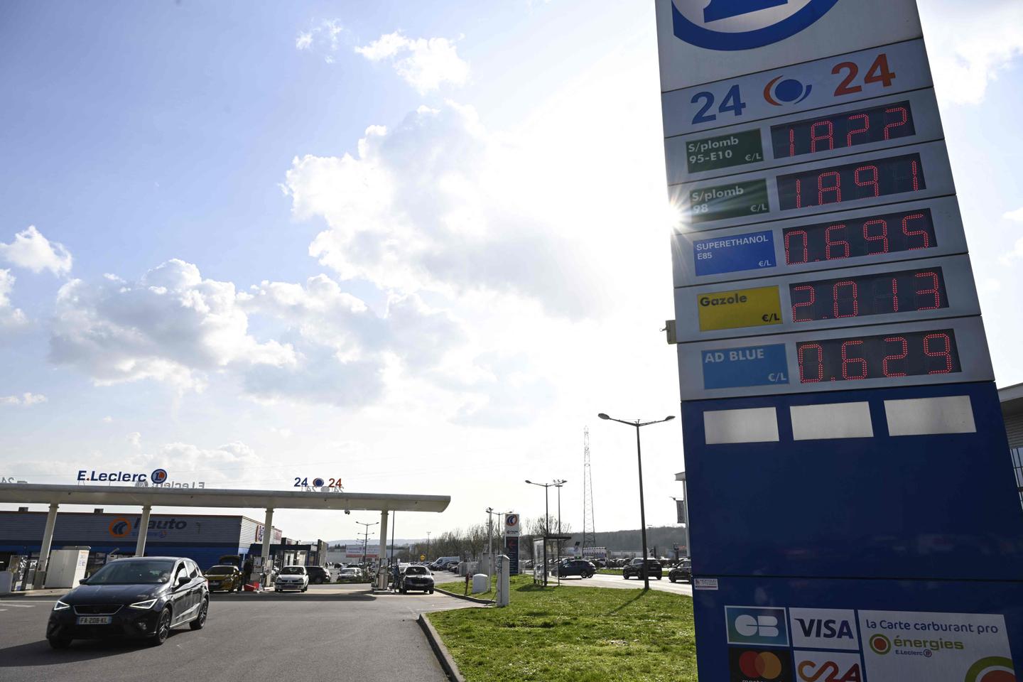 Comment la hausse des cours du pétrole se répercute sur les prix à la pompe