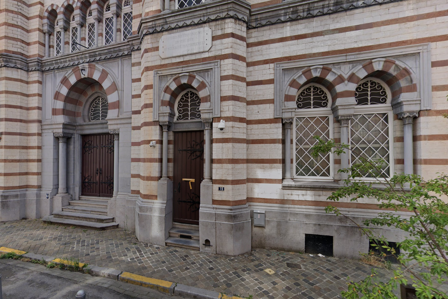 Liège : une explosion a eu lieu devant une synagogue, sans faire de blessé ; les autorités dénoncent un « acte extrêmement violent d’antisémitisme » Liège : une explosion a eu lieu devant une synagogue, sans faire de blessé ; les autorités dénoncent un « acte extrêmement violent d’antisémitisme »