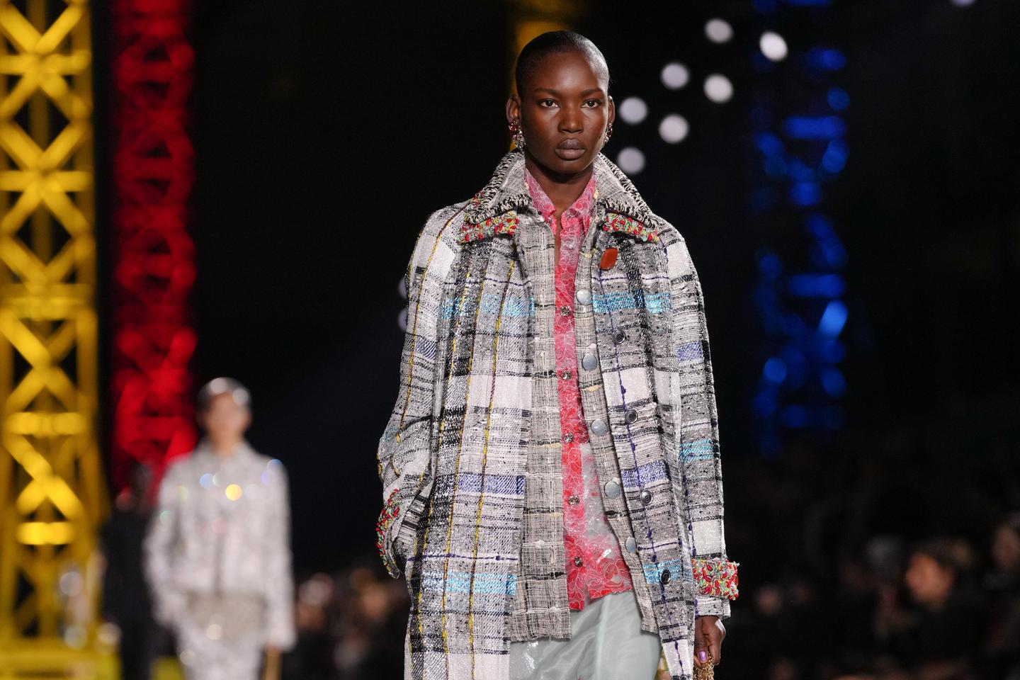 Paris Fashion Week : chez Celine et Chanel, le vestiaire bourgeois sur une nouvelle voie