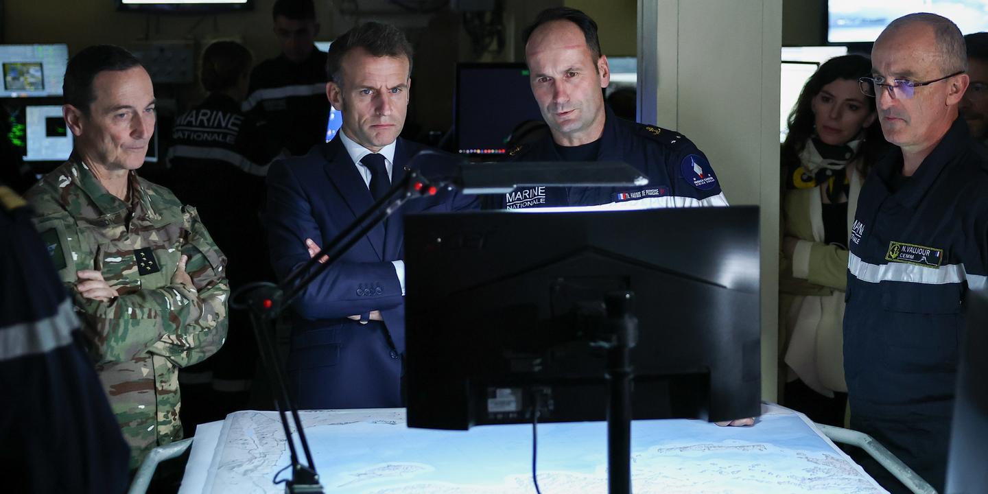À bord du Charles de Gaulle, Macron affiche la puissance militaire française en Iran