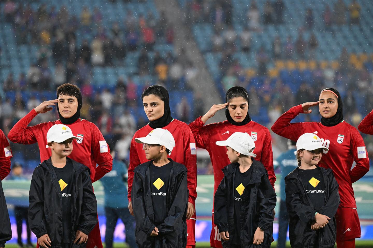 Les footballeuses de l’équipe d’Iran rattrapées par la situation au Moyen-Orient, pour ne pas avoir chanté leur hymne
