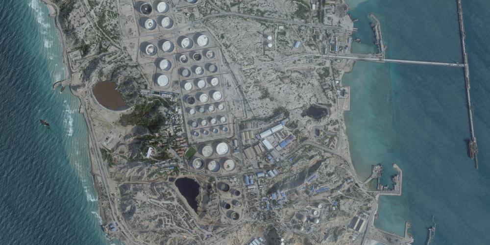 Image satellite de l’île de Kharg, dans le nord du golfe Persique en Iran, qui abrite le principal terminal d’exportation de pétrole brut du pays et assure la grande majorité de ses expéditions de pétrole vers le reste du monde. Cette image date du 25 février 2026. - 2026 PLANET LABS PBC VIA REUTERS