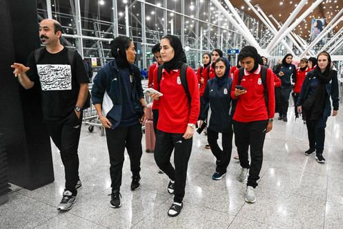 Miembros de la delegación de la selección iraní de fútbol femenino en el aeropuerto internacional de Kuala Lumpur, tras abandonar Australia, en Sepang, el 11 de marzo de 2026.