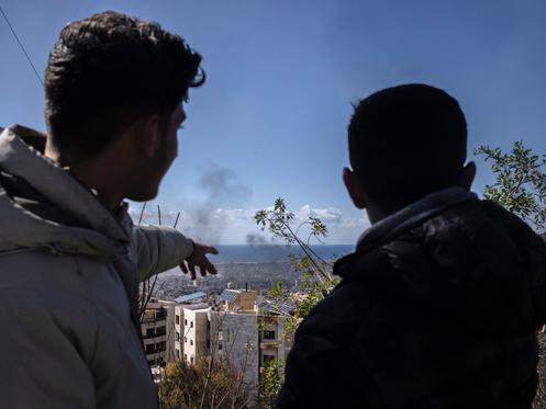 Des jeunes déplacés regardent les bombardements israéliens depuis les hauteurs de Beyrouth, le 9 mars 2026.