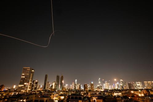 Tentative d’interception de missiles iraniens dans le ciel de Tel-Aviv (Israël), le 11 mars 2026.