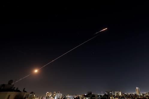 Des traînées de missiles visibles dans le ciel de Netanya (Israël), le 11 mars 2026.