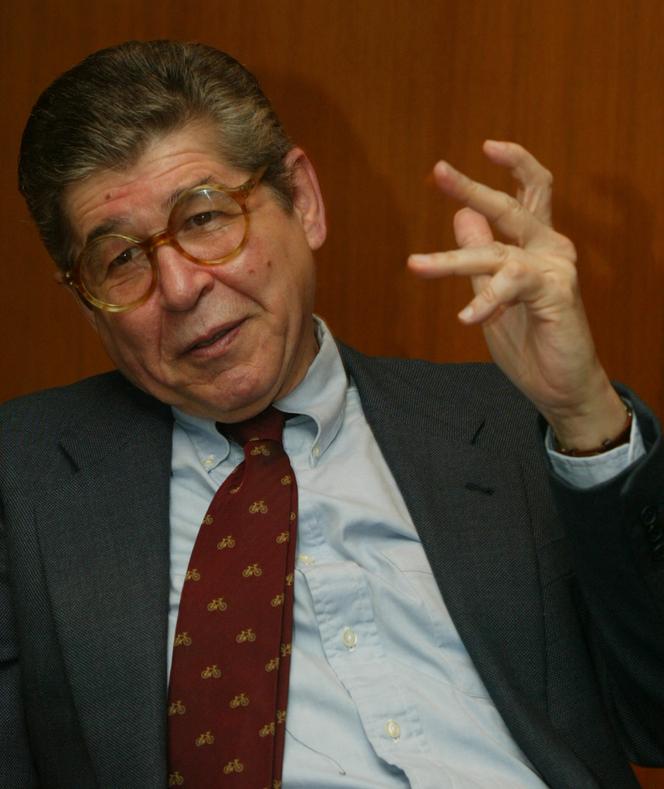 L’écrivain péruvien Alfredo Bryce Echenique, à Bogota, le 16 avril 2004.