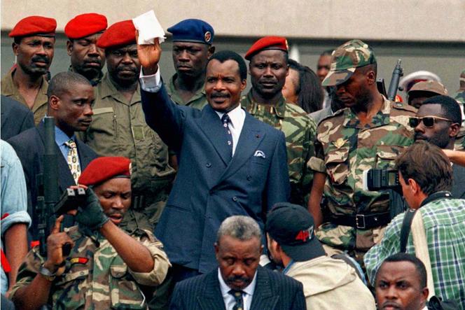 Denis Sassou Nguesso quitte le Parlement après avoir prêté serment en tant que nouveau président du Congo-Brazzaville, à Brazzaville, le 25 octobre 1997. 