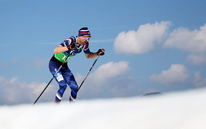 O francês Karl Tabouret durante o clássico sprint dos Jogos Paralímpicos Milão-Cortina, em Tesero (Itália), 10 de março de 2026/