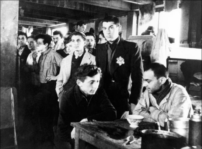 Em 1942, no campo de internamento de Drancy, a nordeste de Paris, por onde passaram milhares de judeus franceses antes de serem deportados para os campos de extermínio nazistas.