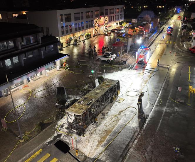 La rue principale de la petite ville de Kerzers où un bus a pris feu, tuant au moins six personnes et en blessant cinq autres dans ce que la police a qualifié d’acte délibéré, en Suisse, le 10 mars 2026. 