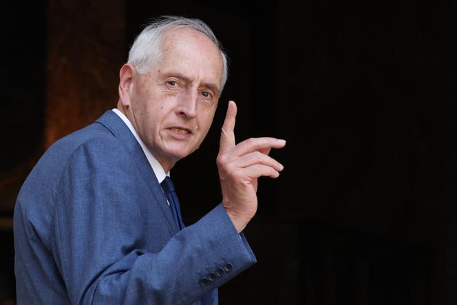 Michel Cadot, então delegado interministerial aos Jogos de Paris, ao chegar para reunião com ministros para relatório de progresso no Hotel Matignon, em Paris, 31 de julho de 2024.