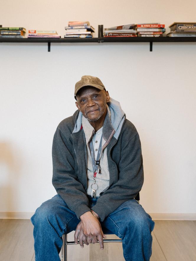 Michael Brown, 73 anos, é residente livre desde 2014 do La Casa, prédio administrado pela ONG Friendship Place, que abriga moradores de rua. Em Washington, 13 de fevereiro de 2026.