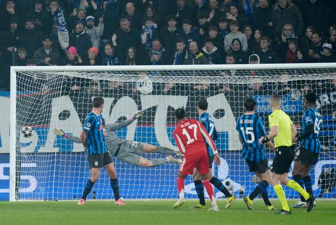 Quinto gol do Bayern de Munique contra a Atalanta, marcado por Michael Olise, no dia 10 de março de 2026, em Bérgamo (Itália).