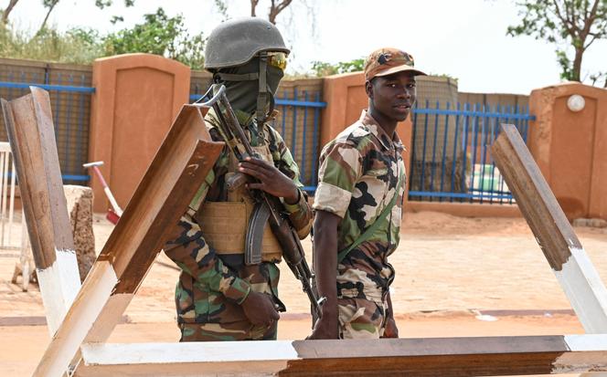 Des soldats nigériens montent la garde à Niamey, le 30 août 2023.